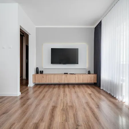 Rewolucji - 50m2, Working Desk, Balcony Apartment